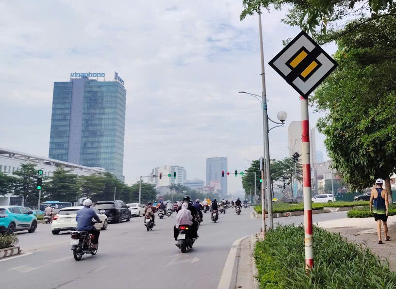 Many people do not pay attention to traffic signs. Photo: Xuyen Dong