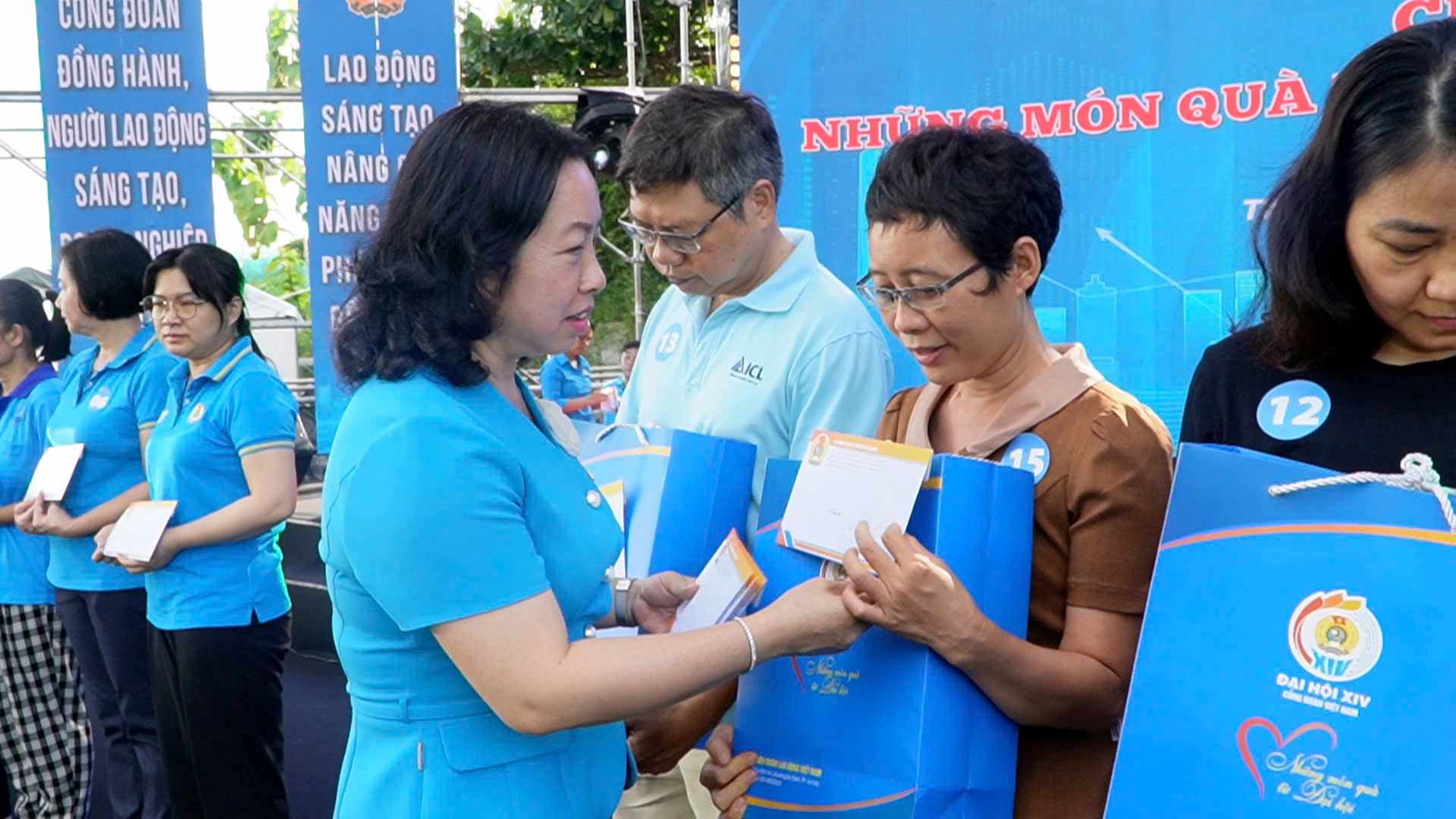 50 phần quà đã được trao tặng cho đoàn viên, NLĐ bệnh nghề nghiệp, bệnh hiểm nghèo. Ảnh: Mai Anh