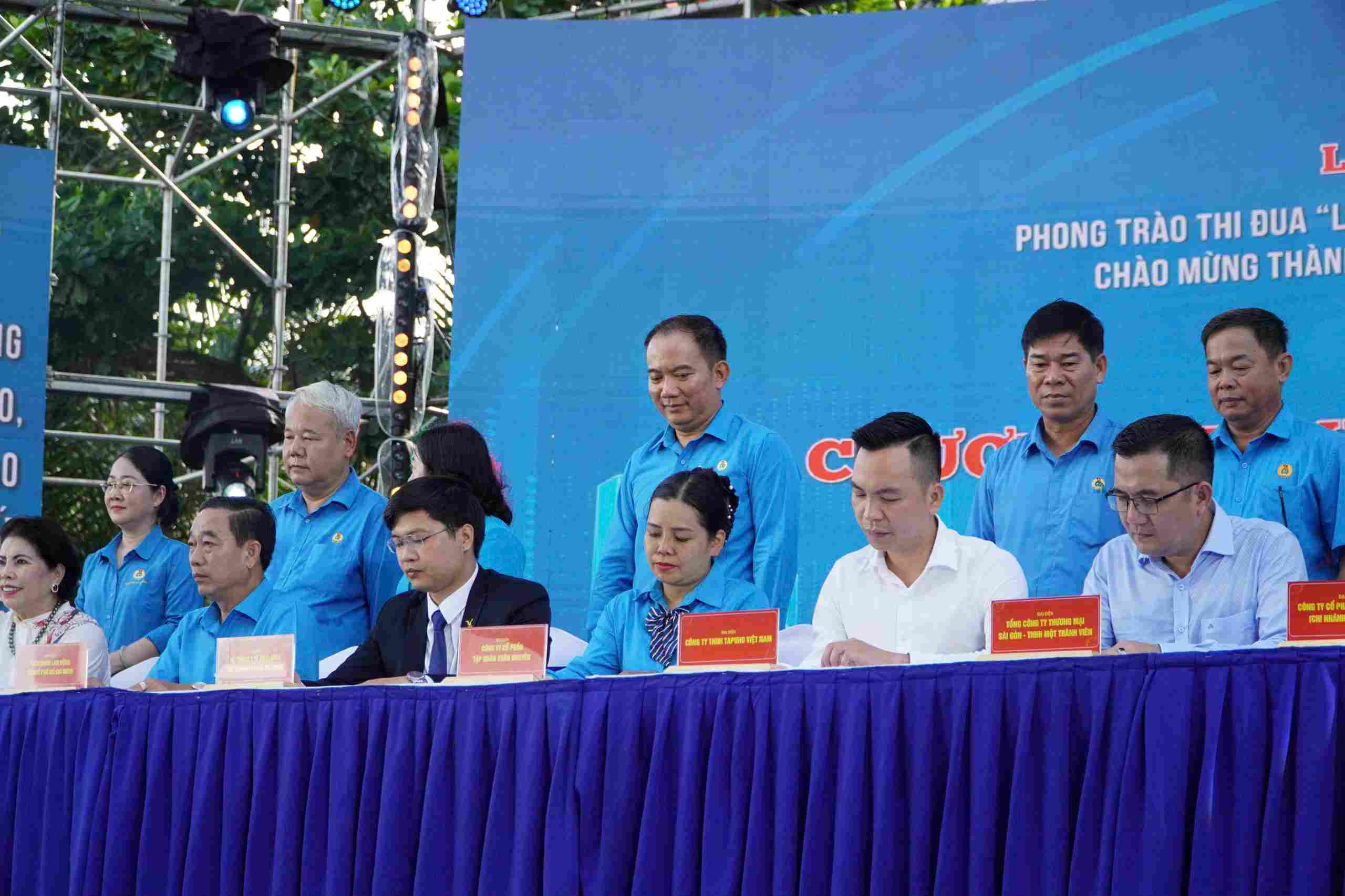 Liên đoàn Lao động TPHCM đã ký kết chương trình phúc lợi đoàn viên thỏa thuận hợp tác với 14 đơn vị. Ảnh: Mai Anh
