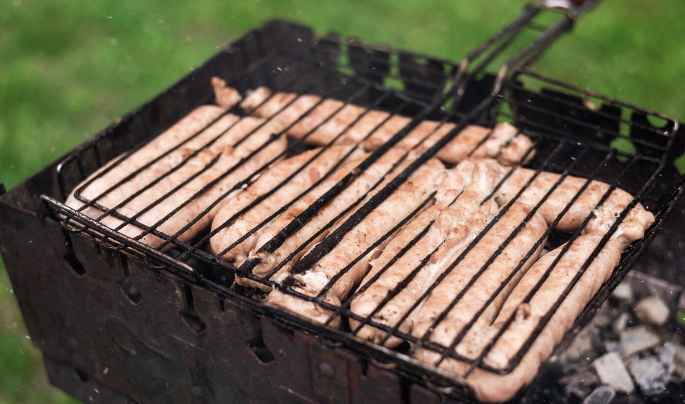 Common mistakes that can reduce the lifespan of BBQ grills. Photo: Thuy Duong
