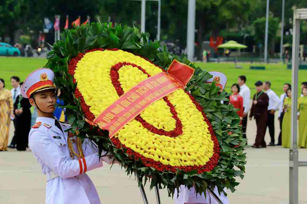 Đội tiêu binh danh dự cẩn trọng rước vòng hoa mang dòng chữ “Đời đời nhớ ơn Chủ tịch Hồ Chí Minh vĩ đại“. Ảnh: Phạm Hưng