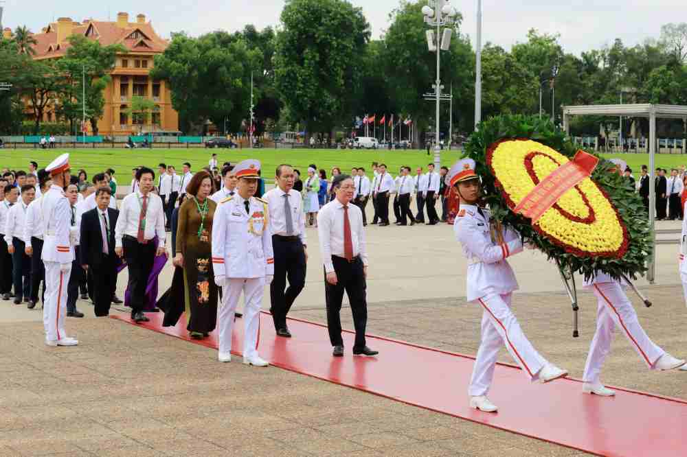 Đồng chí Lương Quốc Đoàn cùng các đồng chí lãnh đạo Trung ương Hội Nông dân Việt Nam và các đại biểu tham dự Đại hội Hội Nông dân Việt Nam lần thứ IX sải bước trang nghiêm, vào Lăng viếng Chủ tịch Hồ Chí Minh. Ảnh: Phạm Hưng 