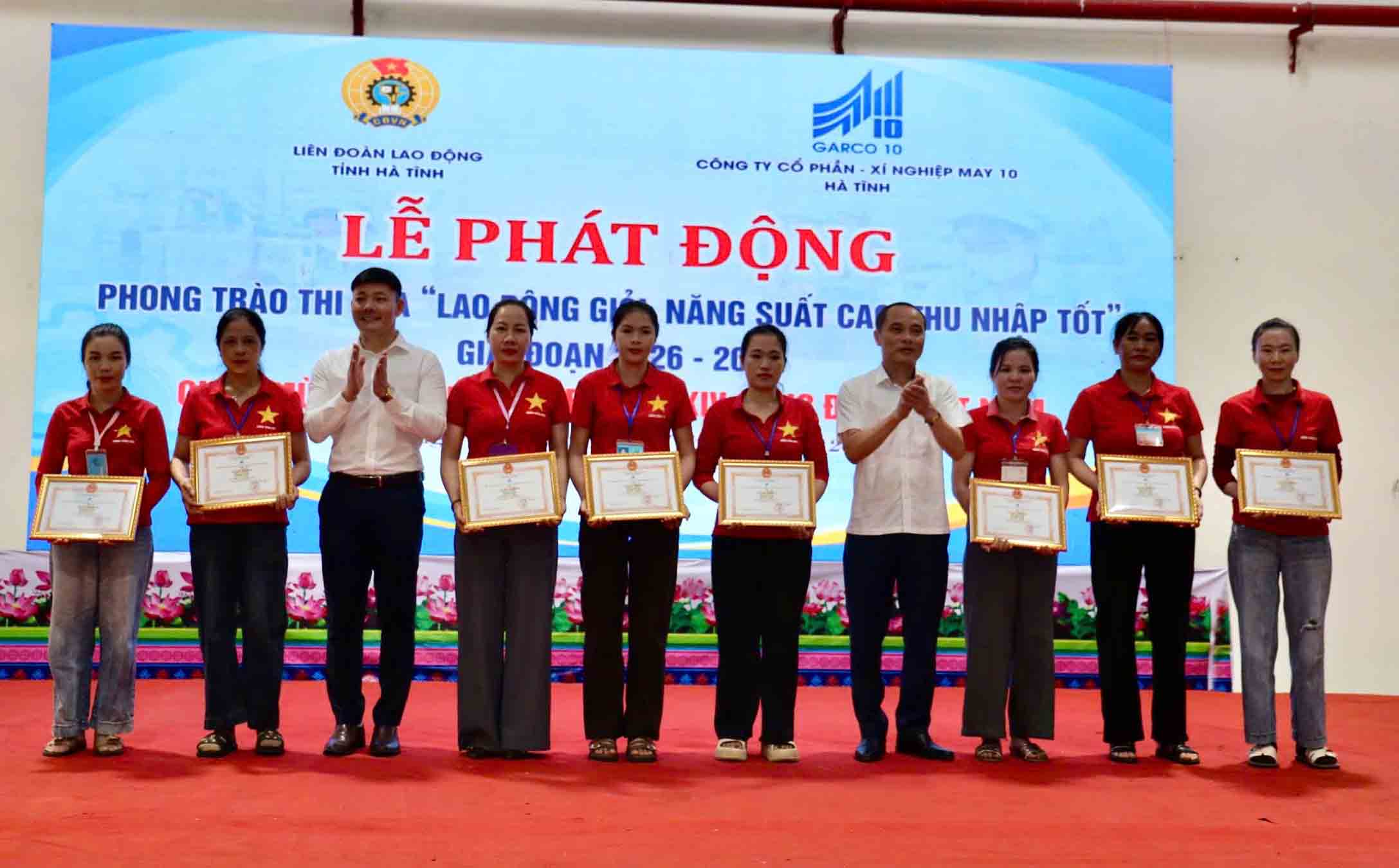 Khen thưởng công nhân lao động của Công ty CP - Xí nghiệp may 10 Hà Tĩnh. Ảnh: Mai Anh