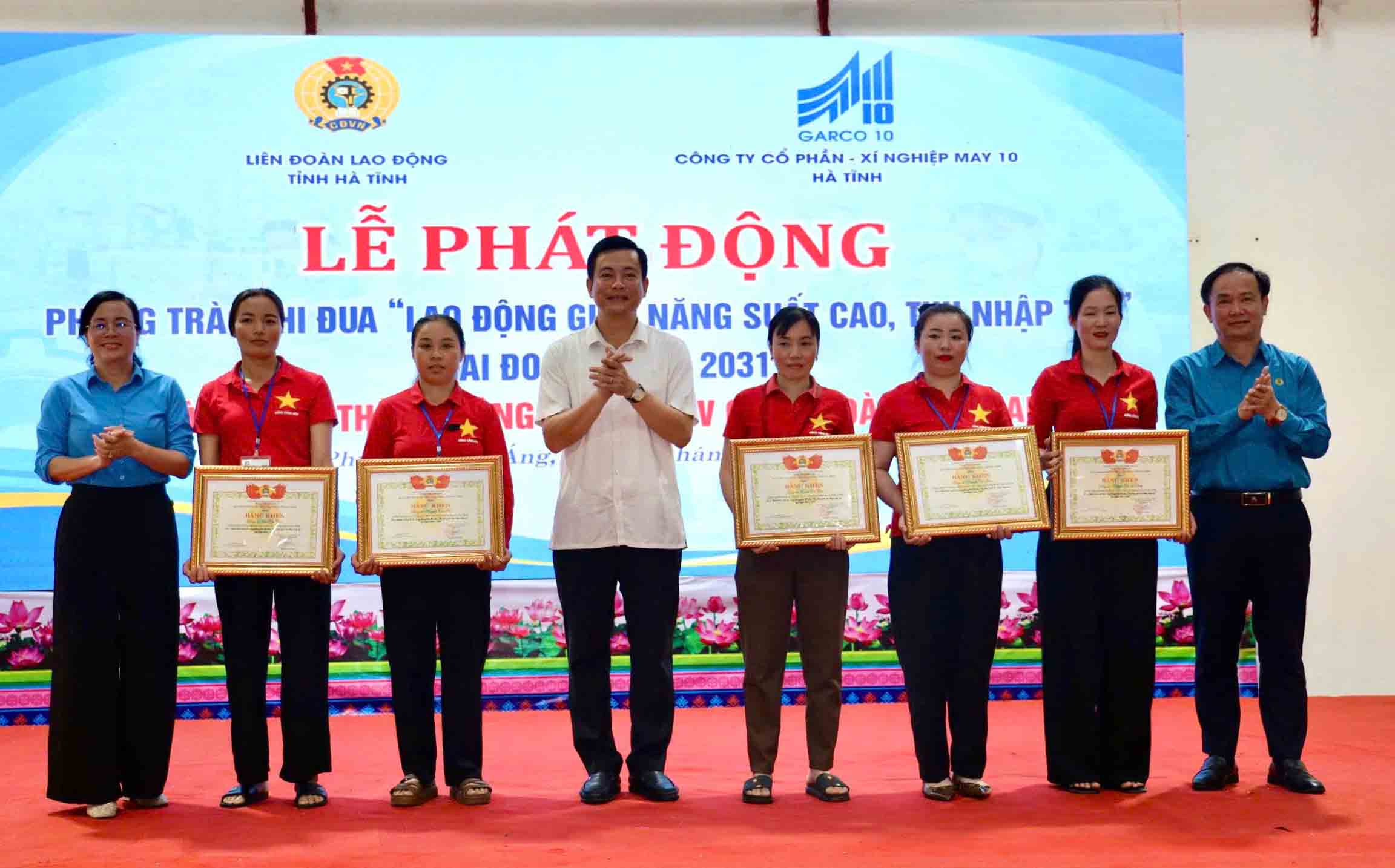 Đại diện Ủy ban MTTQ tỉnh Hà Tĩnh và LĐLĐ tỉnh Hà Tĩnh trao khen thưởng. Ảnh: Mai Anh