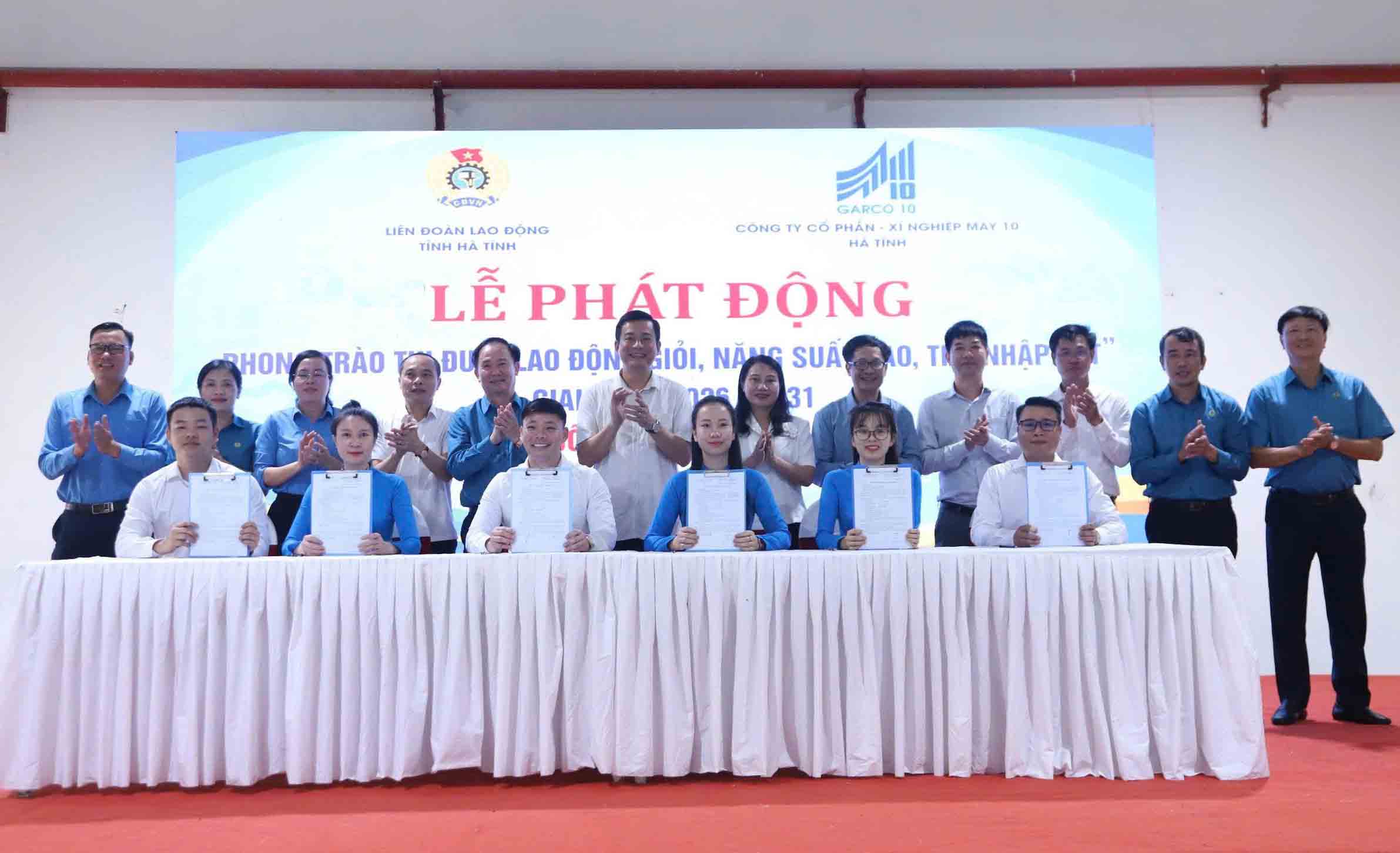 Ký kết thu đua. Ảnh: Mai Anh