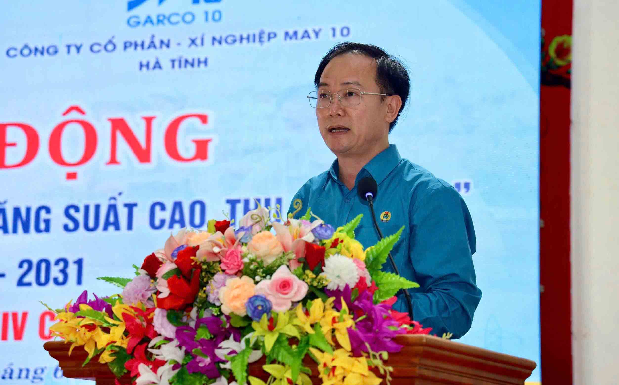 Ông Ngô Đình Vân - Phó Chủ tịch LĐLĐ tỉnh Hà Tĩnh phát biểu tại buổi lẽ. Ảnh: Mai Anh