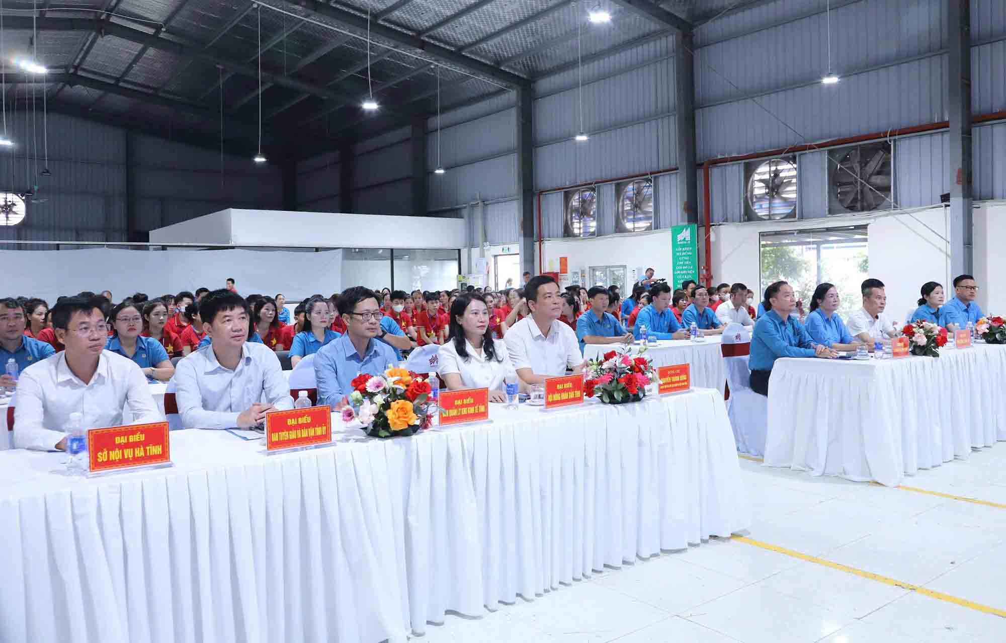 Các đại biểu dự lễ phát động thi đua. Ảnh: Mai Anh