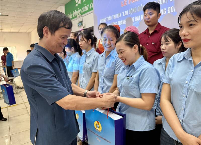 Chủ tịch LĐLĐ tỉnh Tuyên Quang Triệu Tài Phong tặng quà cho đoàn viên. Ảnh: Minh Thủy