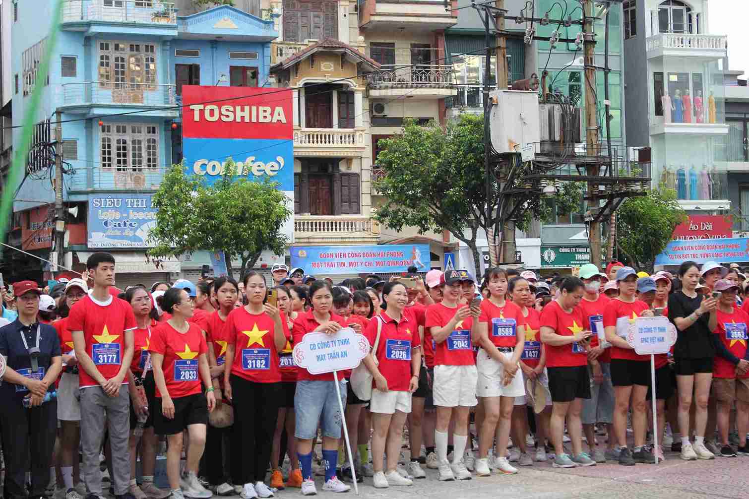 A large number of union members participate in the "Healthy and Beautiful Steps" Running Tournament in Hai Phong. Photo: Mai Huong