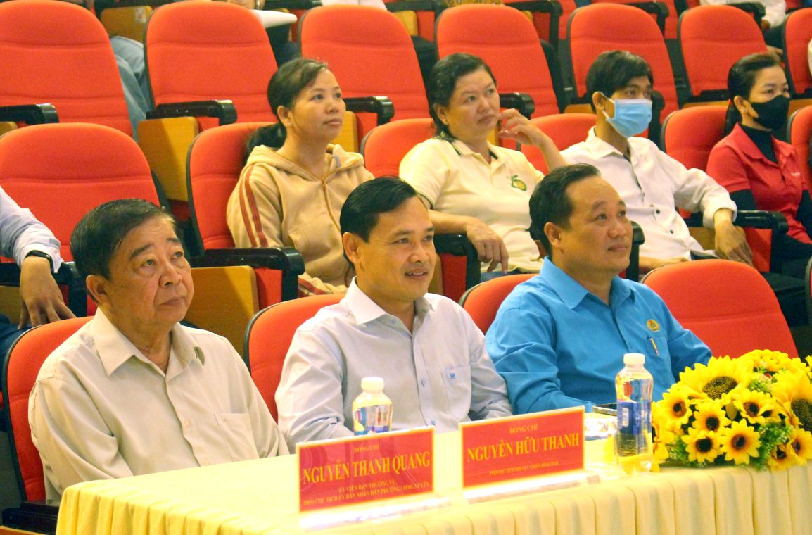 Tại điểm cầu tỉnh An Giang, hơn 200 đại biểu, đoàn viên, công nhân, người tham lao động tham dự buổi lễ phát động thi đua. Ảnh: Lục Tùng
