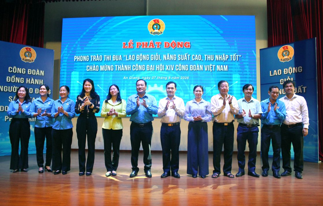 Các đại biểu vỗ tay chúc mừng như thông điệp lan tỏa phong trào thi đua toàn quốc “Lao động giỏi – Năng suất cao – Thu nhập tốt” trên khắp quê hương Bác Tôn. Ảnh: Lục Tùng