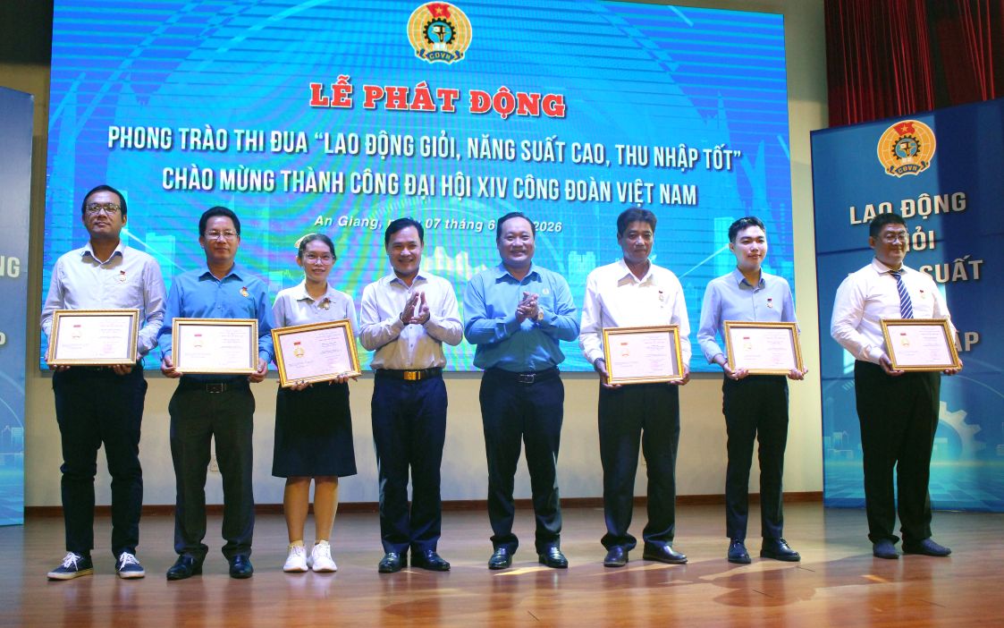 Trao Bằng Lao động sáng tạo của Tổng Liên đoàn Lao động Việt Nam cho 6 cá nhân, nhóm tác giả tiêu biểu của An Giang có thành tích xuất sắc trong lao động, nghiên cứu, ứng dụng sáng kiến vào thực tiễn sản xuất và công tác. Ảnh: Lục Tùng