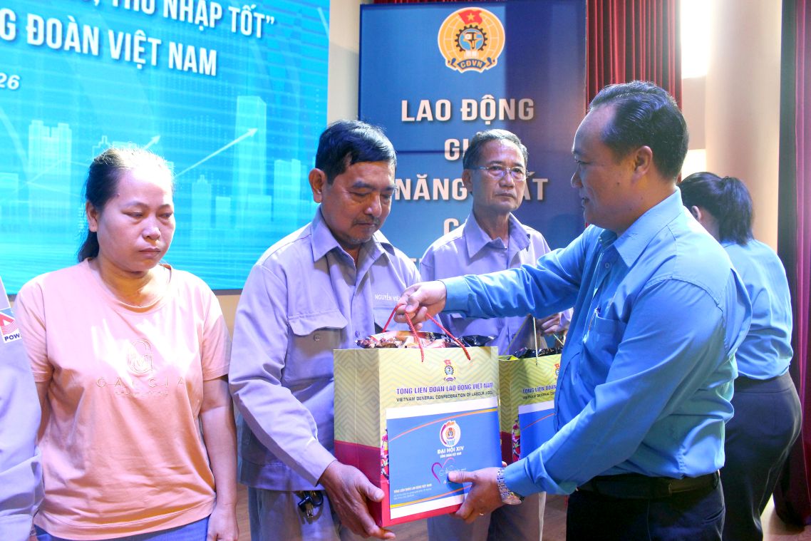 Phó Chủ tịch Liên đoàn Lao động tỉnh An Giang Phạm Văn Đằng trao Những món quà từ Đại hội XIV Công đoàn Việt Nam cho đoàn viên, người lao động mắc bệnh nghề nghiệp, bệnh hiểm nghèo có hoàn cảnh khó khăn. Ảnh: Lục Tùng