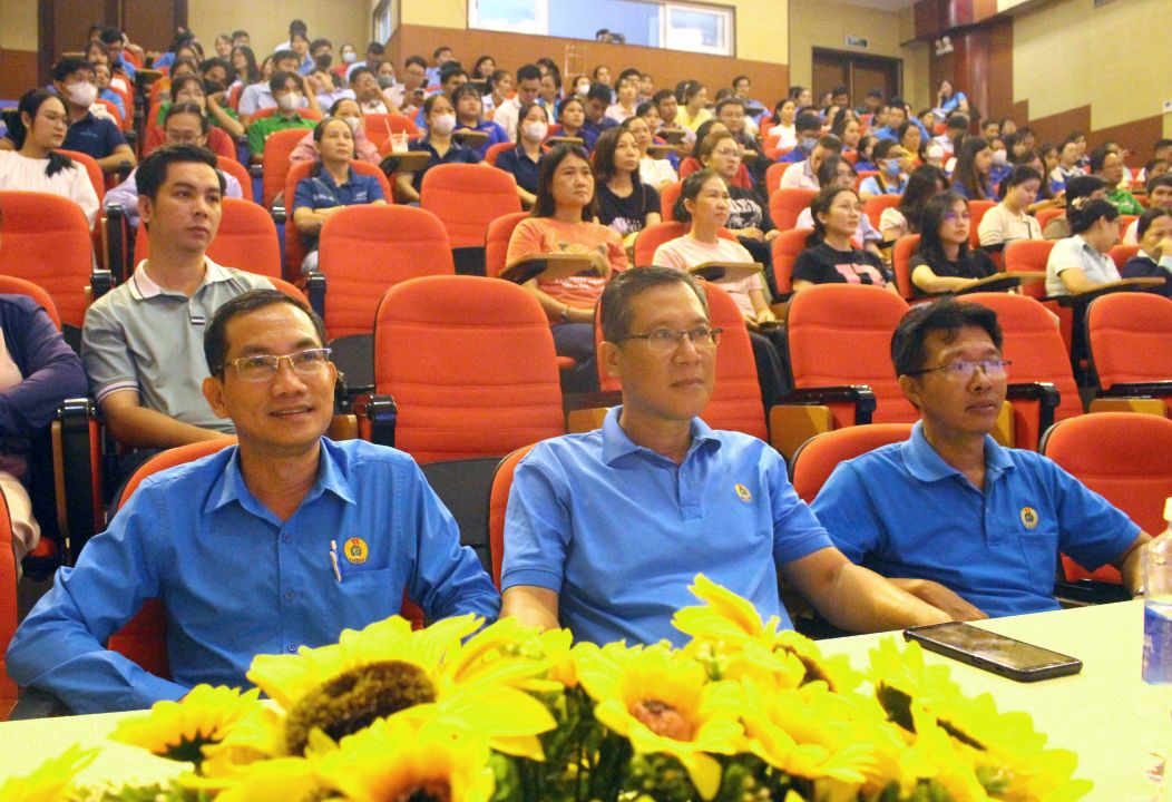 Đại biểu dự Hội nghị tuyên truyền chuyên đề “Nâng cao năng lực số, an toàn số và phúc lợi số cho công nhân lao động tỉnh An Giang”. Ảnh: Lục Tùng