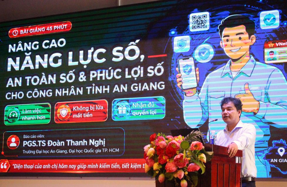 PGS.TS Đoàn Thanh Nghị - Trường Đại học An Giang (ĐH Quốc gia TP. HCM) trình bày “Nâng cao năng lực số, an toàn số và phúc lợi số cho công nhân lao động tỉnh An Giang“. Ảnh: Lục Tùng
