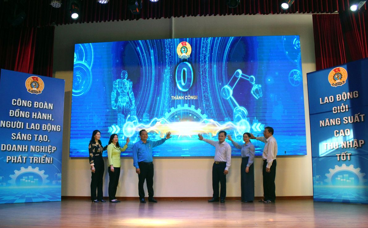 Đại diện lãnh đạo tỉnh, Liên đoàn lao động tỉnh An Giang cùng lên sân khấu thực hiện Nghi thức phát động phong trào thi đua toàn quốc “Lao động giỏi – Năng suất cao – Thu nhập tốt”. Ảnh: Lục Tùng