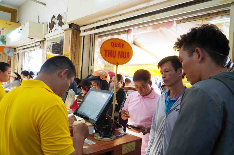 The number of customers coming to gold shops in Ho Chi Minh City has increased significantly as gold prices continuously decrease. Photo: Ha May