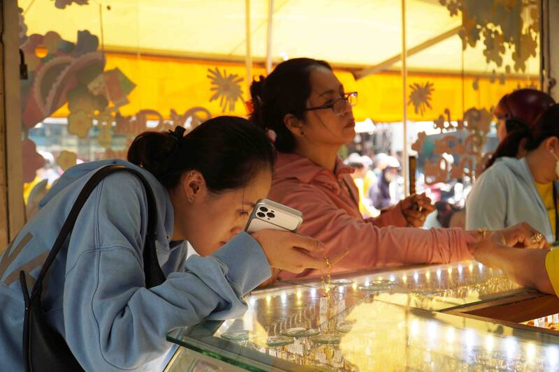 Người dân đến giao dịch tại một cửa hàng vàng ở TPHCM sau khi giá vàng giảm mạnh trong những ngày gần đây. Ảnh: Hạ Mây
