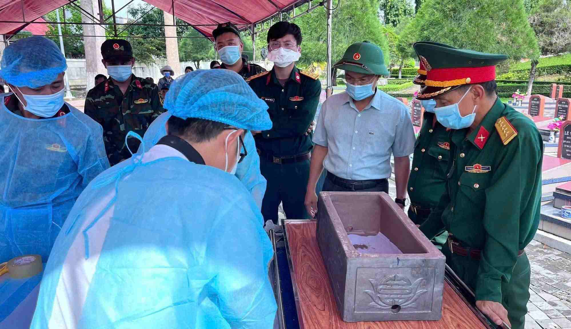 The work of taking biological samples of martyr tissue parts is being implemented closely, ensuring the correct technical procedures. Photo: Minh Cuong