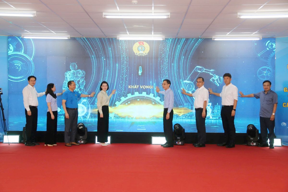Các đại biểu nhận nút, hưởng ứng phát động phong trào “Lao động giỏi, năng suất cao, thu nhập tốt”. Ảnh: Quách Du