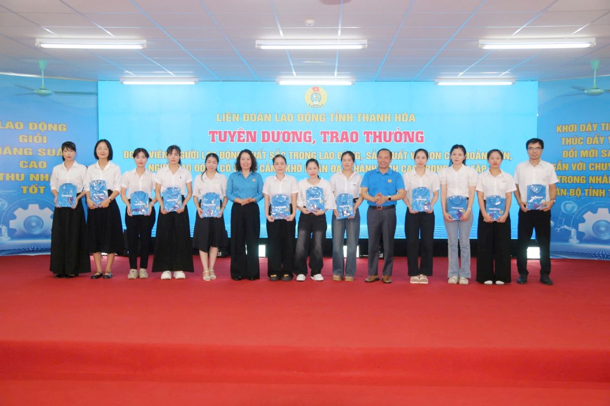 Trao xe đạp cho con đoàn viên, người lao động có hoàn cảnh khó khăn vượt khó học giỏi và trao áo nhận diện công đoàn cho đoàn viên. Ảnh: Quách Du