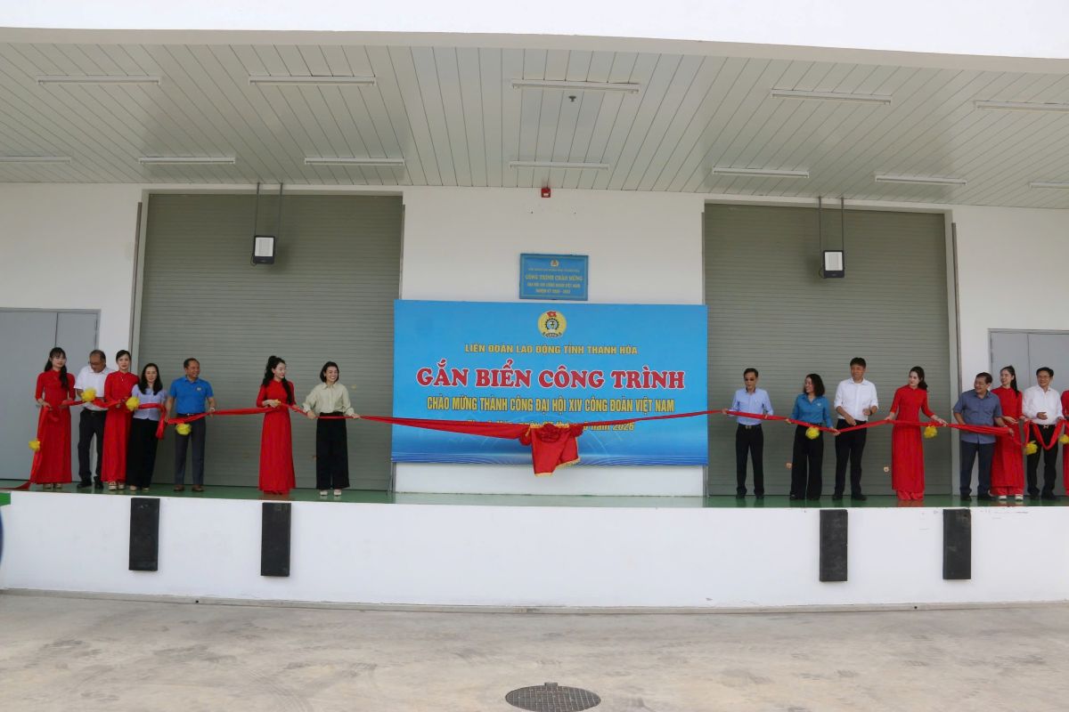 Lễ gắn biển công trình chào mừng Đại hội XIV Công đoàn Việt Nam, tại Công ty TNHH Sakurai Việt Nam – Chi nhánh Hoằng Phú. Ảnh: Quách Du