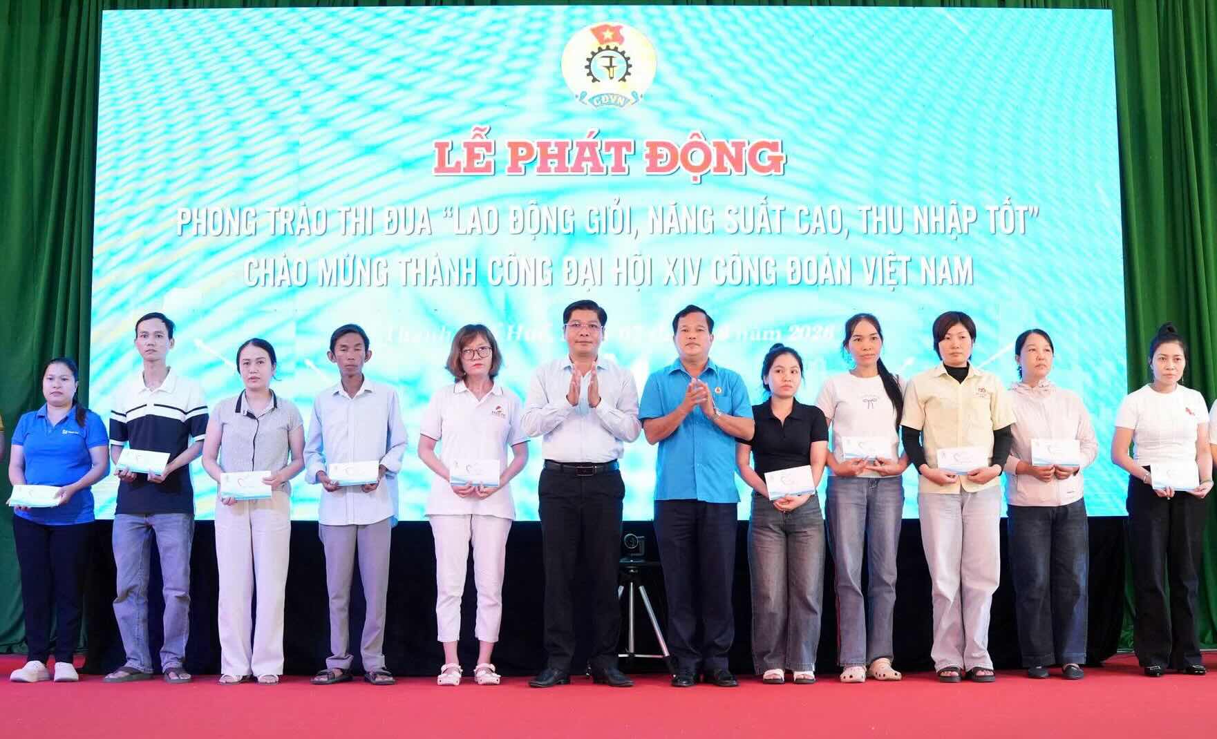 Hue Trade Union presents dozens of gifts to union members and workers in difficult circumstances. Photo: Quang An.