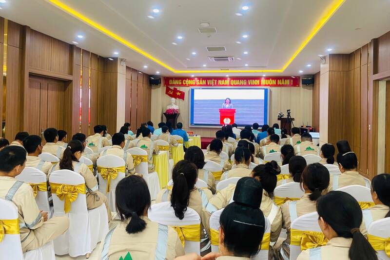 Các đại biểu tỉnh Sơn La theo dõi trực tuyến Lễ phát động Phong trào thi đua “Lao động giỏi, năng suất cao, thu nhập tốt” giai đoạn 2026-2031. Ảnh: Trường Sơn