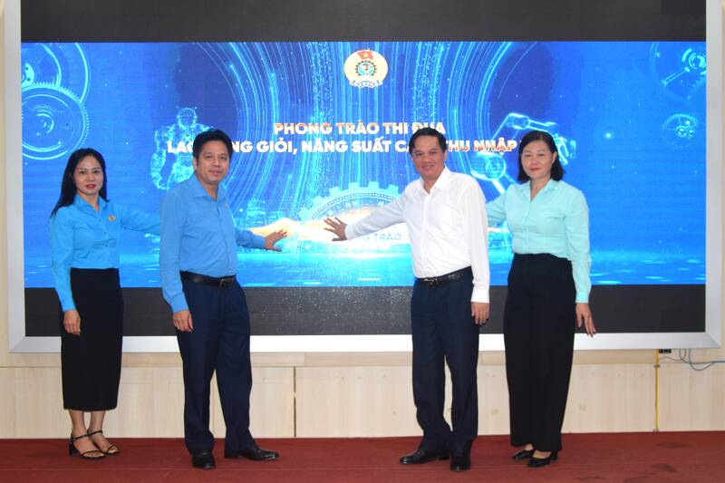 Son La Provincial Labor Federation responds to the Launching Ceremony of the emulation movement "Good labor, high productivity, good income". Photo: Truong Son