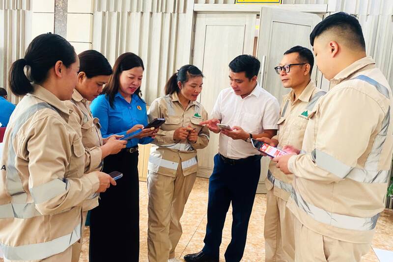 Các đại biểu được tuyên truyền, hướng dẫn sử dụng mạng xã hội và nền tảng VNeID an toàn, hiệu quả. Ảnh: Trường Sơn