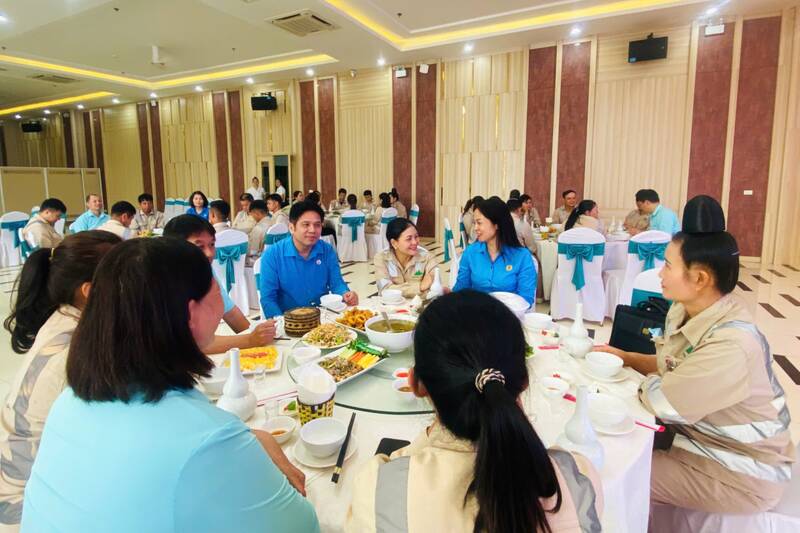 Liên đoàn Lao động tỉnh phối hợp với Công ty Cổ phần Môi trường và Dịch vụ đô thị Sơn La tổ chức Bữa cơm Công đoàn cho công nhân lao động. Ảnh: Trường Sơn
