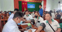 Workers participate in health check-ups at the program organized by the Provincial Labor Federation in coordination with the Department of Health. Photo: Hoang Loc