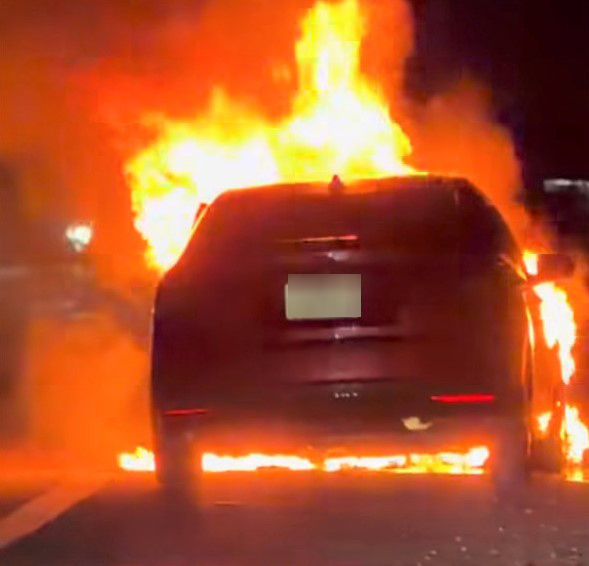 A car with Nghe An license plate catches fire on N5 road. Photo: Ngoc Anh