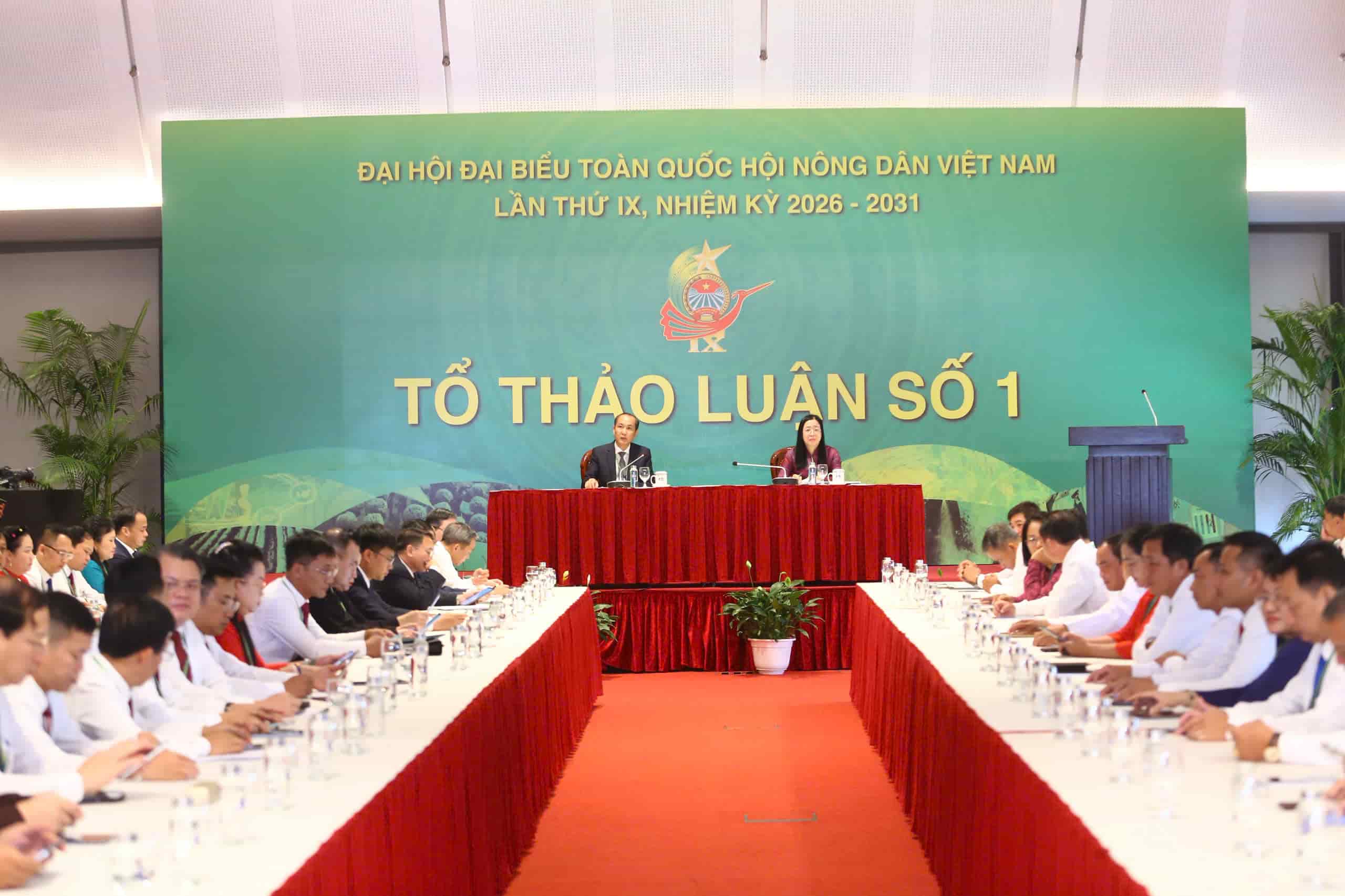 Group No. 1 within the framework of the IX National Congress of the Vietnam Farmers' Union on June 7, chaired by Mr. Phan Nhu Nguyen - Standing Vice Chairman of the Central Executive Committee of the Vietnam Farmers' Union and Ms. Nguyen Hong Phuong - Chairwoman of the Dong Thap Provincial Farmers' Union. Photo: Organizing Committee.