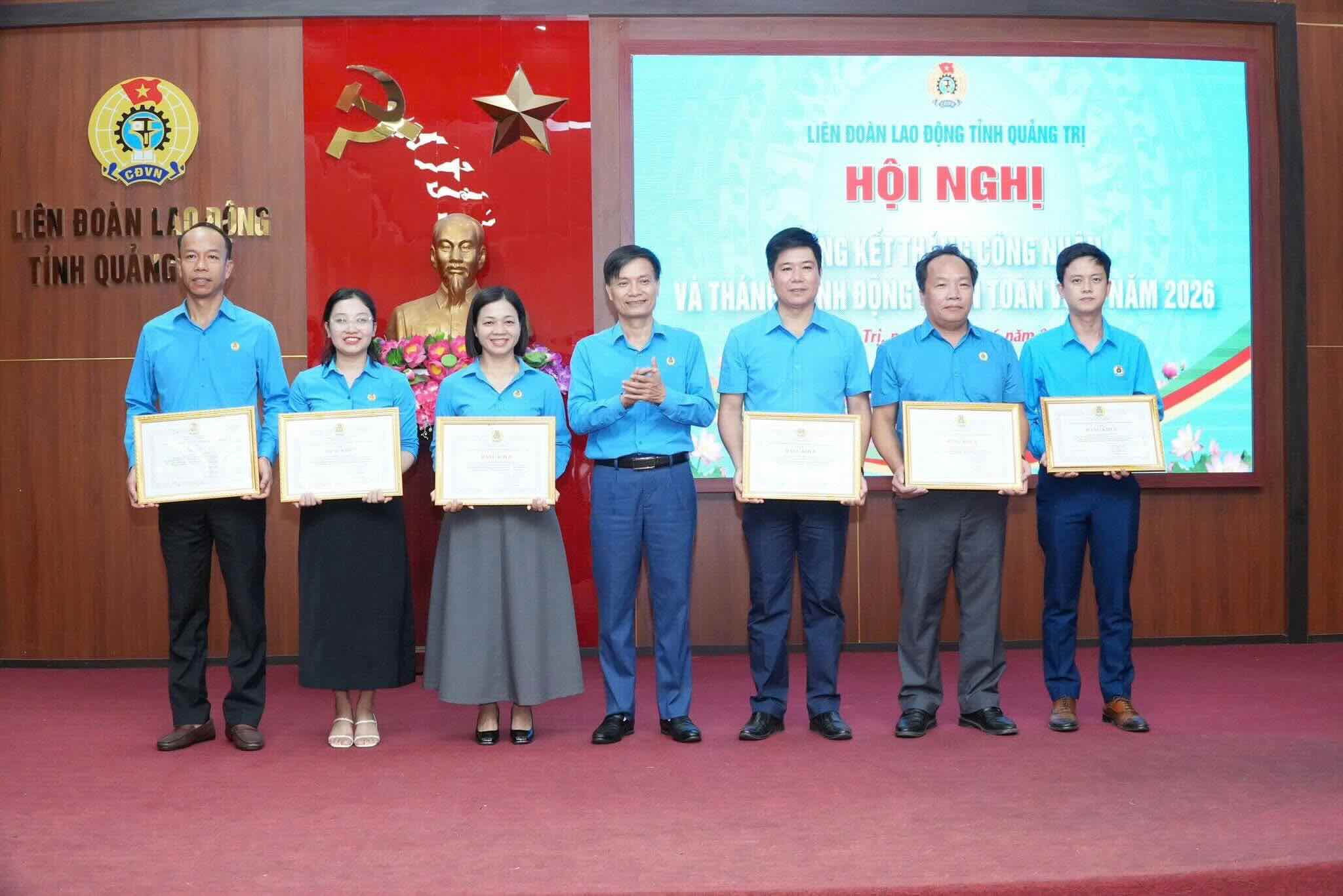Các cá nhân, tổ chức được khen thưởng. Ảnh: Công đoàn Quảng Trị