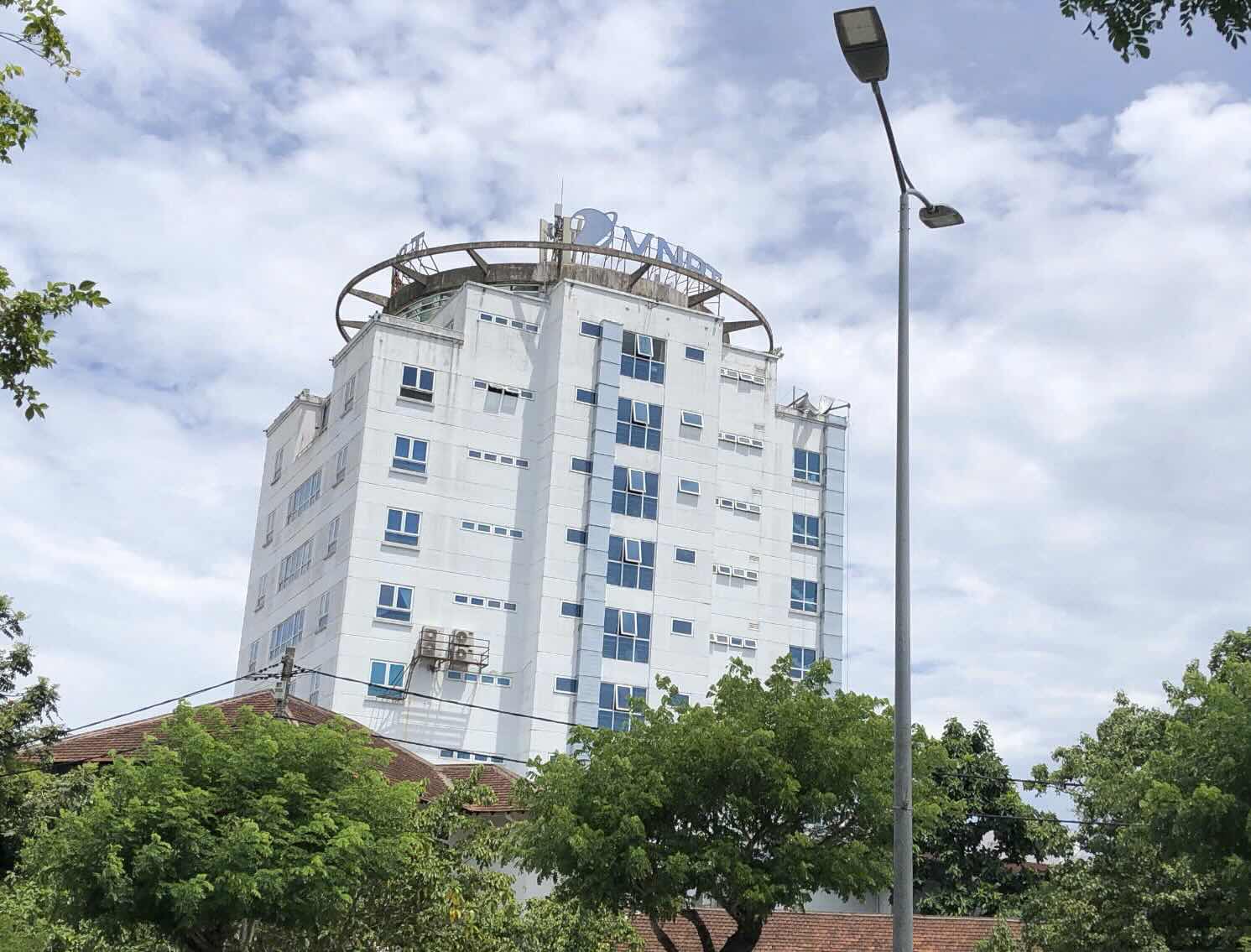 Inspectors point out many violations and shortcomings at VNPT Hue. Photo: Quang An.