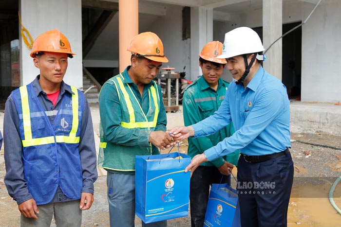 Mr. Tan Minh Long - Chairman of Dien Bien Provincial Labor Federation presents gifts to union members and workers constructing at Thanh Nua Inter-level Boarding School. Photo: Quang Dat