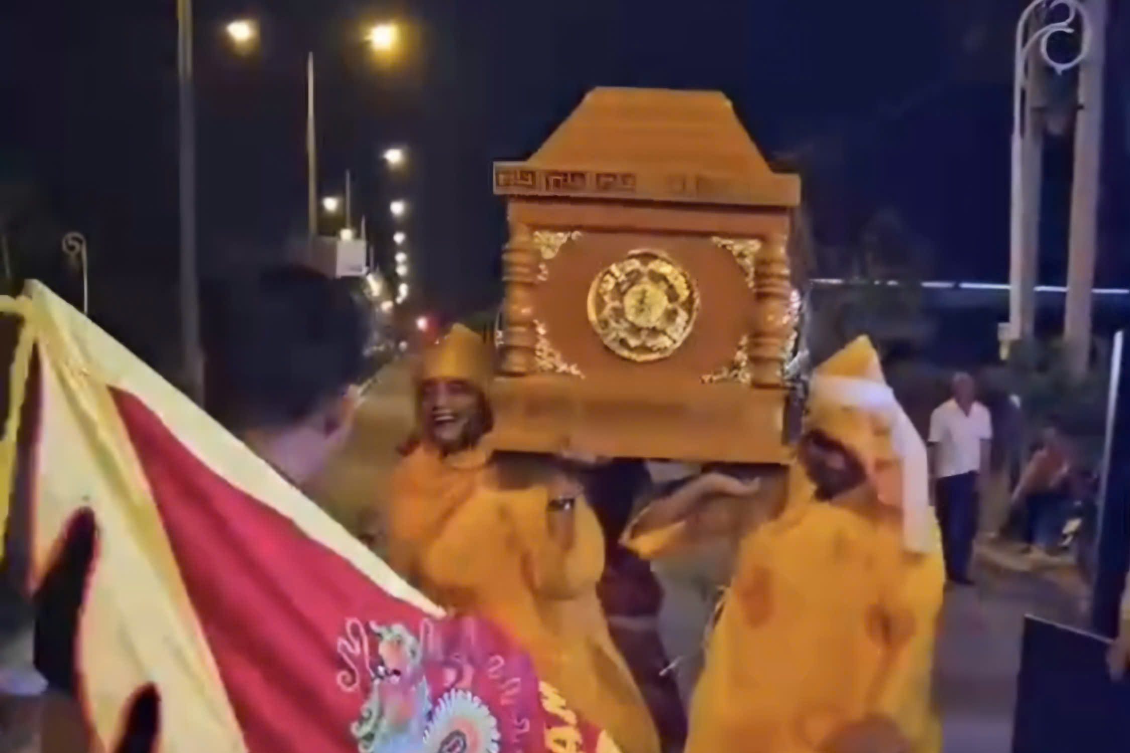 Nhóm người khiêng quan tài có người sống ở Cần Thơ. Ảnh được cắt từ video lan truyền trên mạng xã hội
