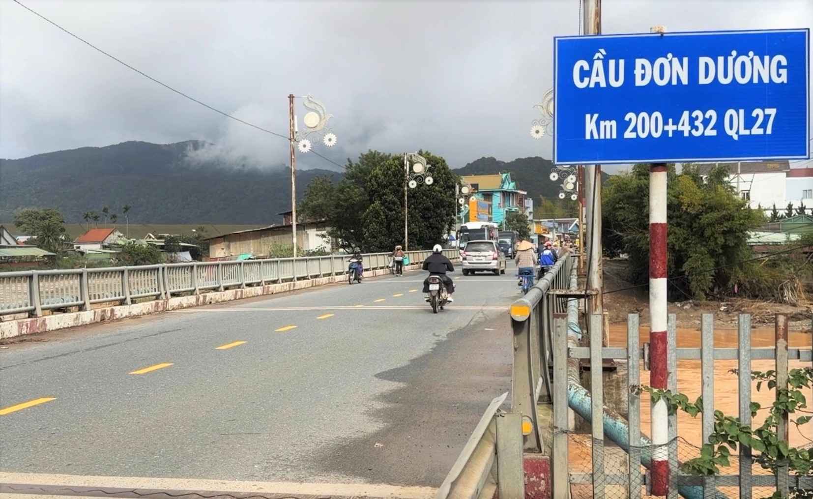 Allowing trucks with a tonnage of 20 tons or more to circulate through Don Duong bridge in Lam Dong. Photo: Phuc Khanh