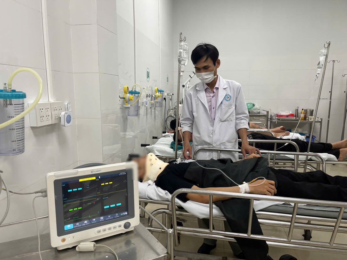 Các bệnh nhân đang được theo dõi tại bệnh viện. Ảnh: Duy Tuấn 