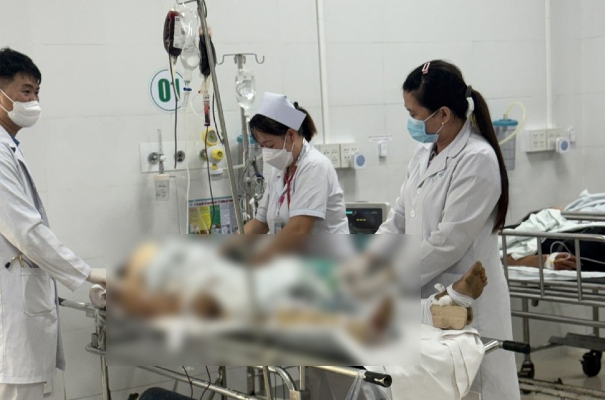 Nhân viên xe khách bị thương trong tình trạng nguy kịch đang được cấp cứu tại Bệnh viện Đa khoa Bình Thuận. Ảnh: Duy Tuấn 