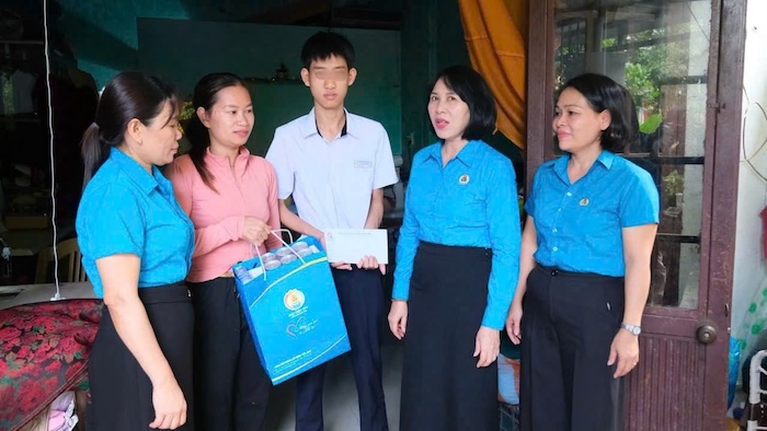 Bà Hồ Thị Lan Hương - Phó Chủ tịch Liên đoàn Lao động TP Đà Nẵng thăm và tặng quà cho cháu thiếu nhi là con đoàn viên, người lao động có hoàn cảnh khó khăn. Ảnh: Nguyễn Linh