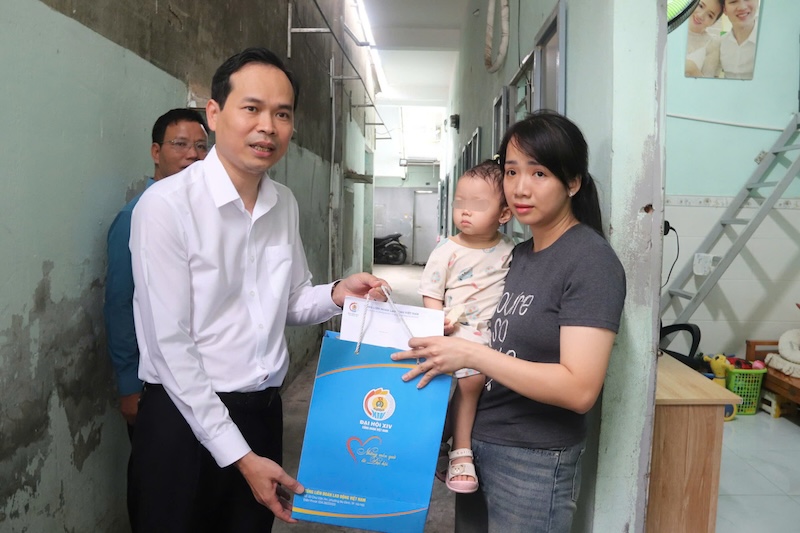 Mr. Nguyen Duy Minh - Deputy Head of the National Assembly delegation of Da Nang city unit, representing the delegation, visited and presented gifts to children of union members and workers in difficult circumstances. Photo: Nguyen Linh