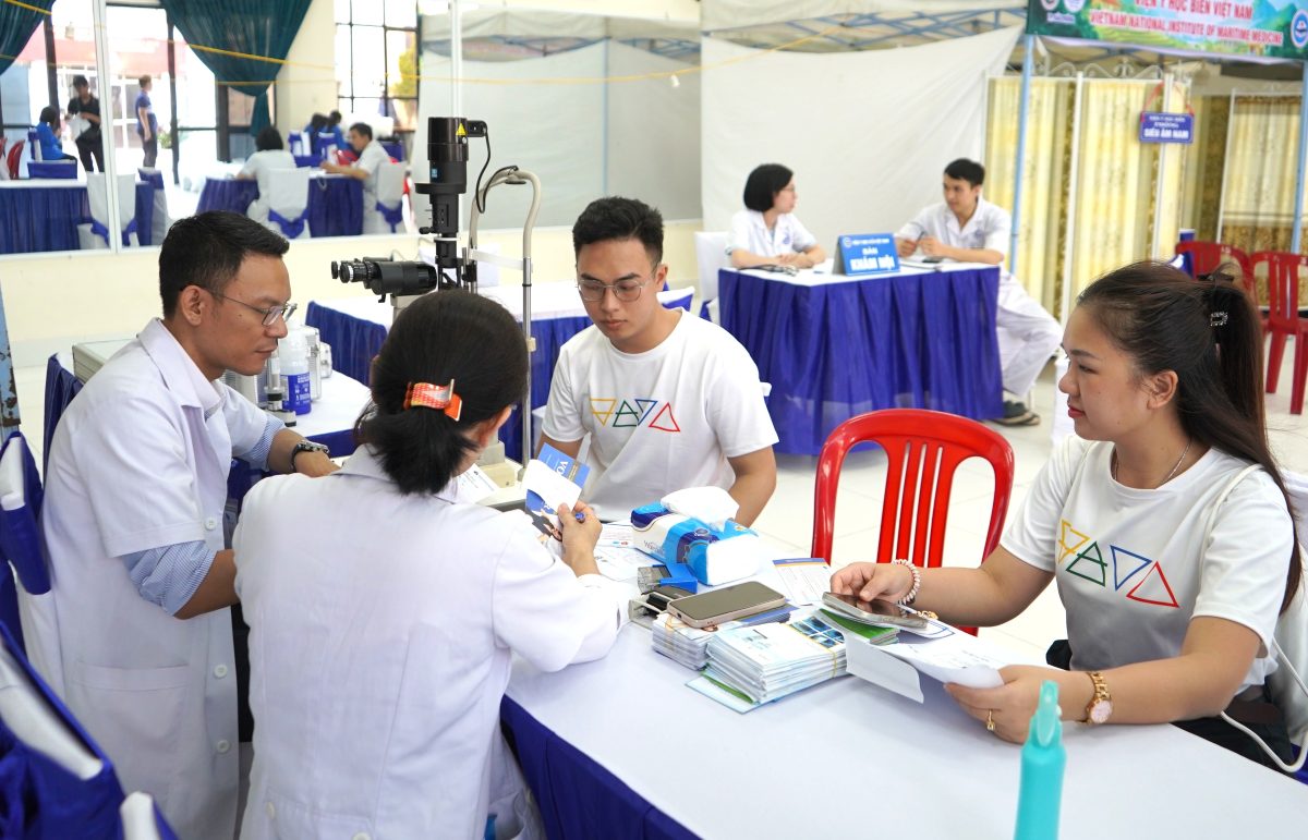Công nhân được khám sức khỏe miễn phí tại ngày hội. Ảnh: Mai Dung