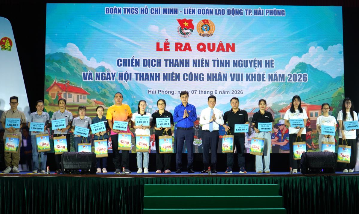 City Party Secretary presents gifts to young workers participating in the Festival. Photo: Mai Dung