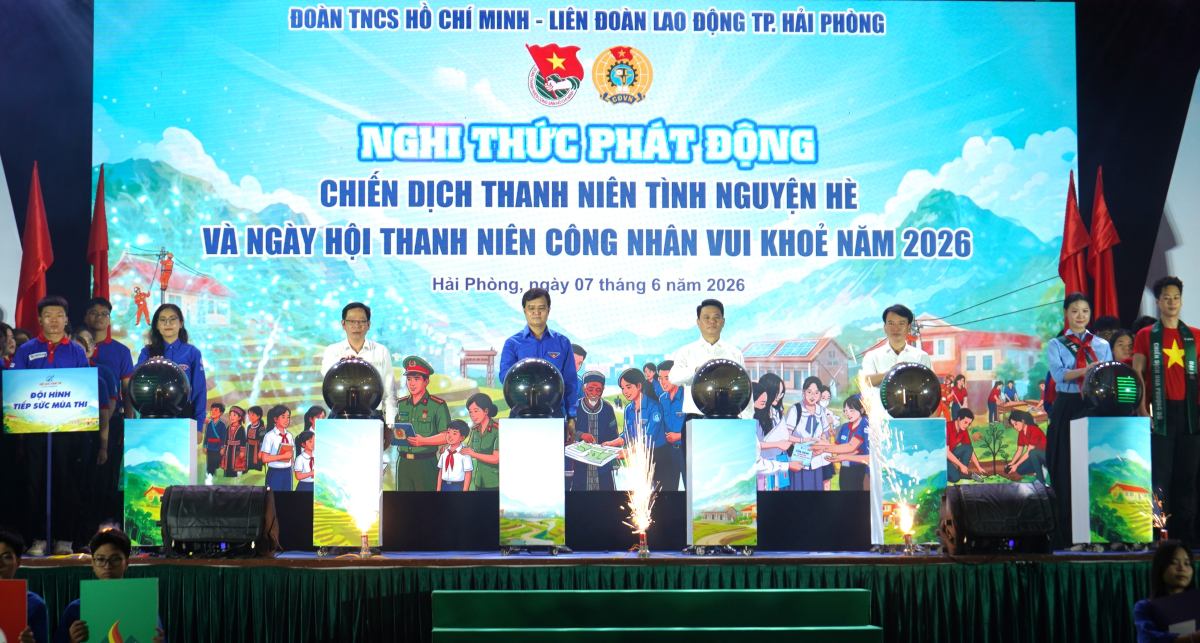 Các đại biểu thực hiện nghi thức phát động Chiến dịch Thanh niên tình nguyện Hè và Ngày hội thanh niên công nhân vui khoẻ năm 2026. Ảnh: Mai Dung