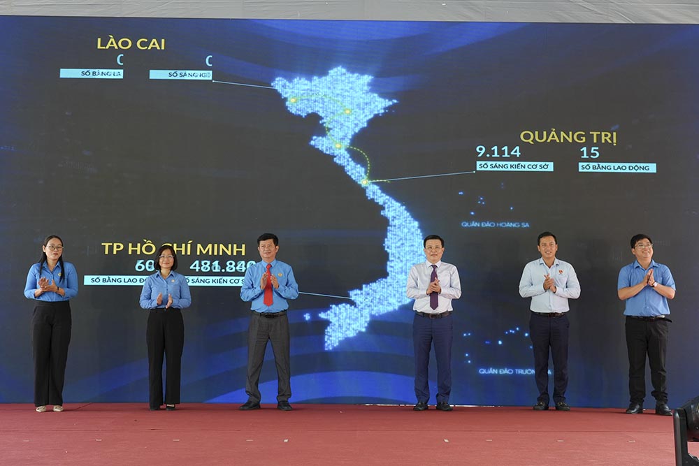Đại diện lãnh đạo tỉnh và Liên đoàn Lao động tỉnh Tây Ninh thực hiện nghi thức phát động phong trào thi đua. Ảnh: LĐLĐ tỉnh Tây Ninh