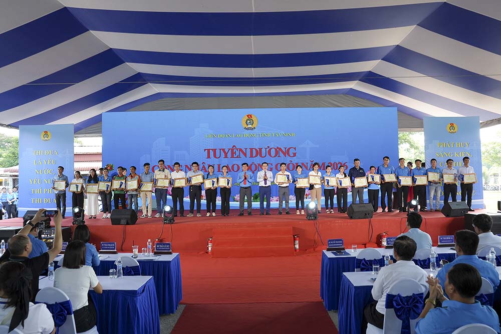 Tay Ninh Provincial Labor Federation commended 400 typical workers in 2025 at Phuoc Dong - Boi Loi Industrial Park. Photo: Tay Ninh Provincial Labor Federation