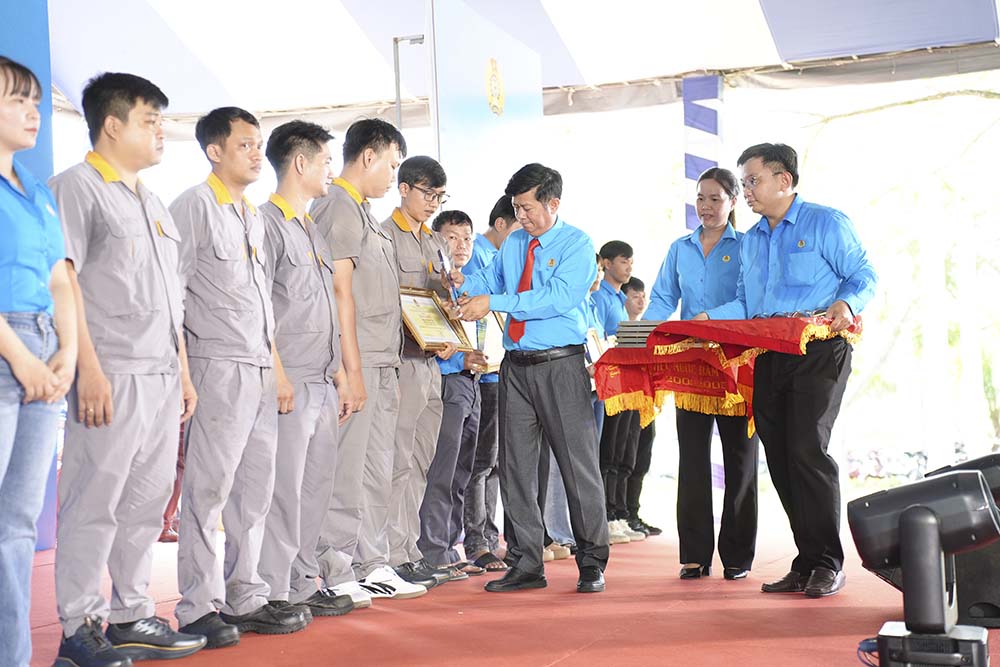 Công nhân lao động tiêu biểu được khen thưởng vì có nhiều sáng kiến, cải tiến kĩ thuật trong sản xuất. Ảnh: LĐLĐ tỉnh Tây Ninh