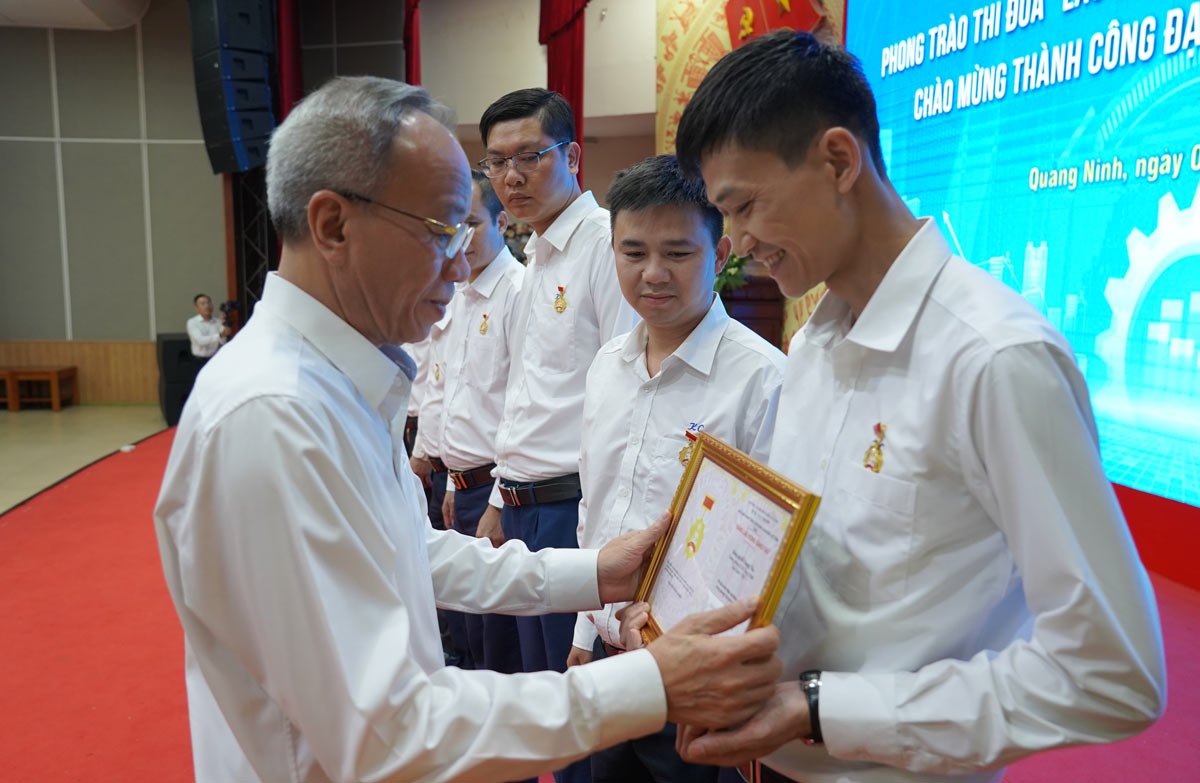 Ông Khuất Mạnh Thắng, Phó Bí thư Thường trực Đảng ủy Tập đoàn TKV trao Bằng Lao động sáng tạo của Tổng LĐLĐ Việt Nam cho các cá nhân. Ảnh: Đoàn Hưng